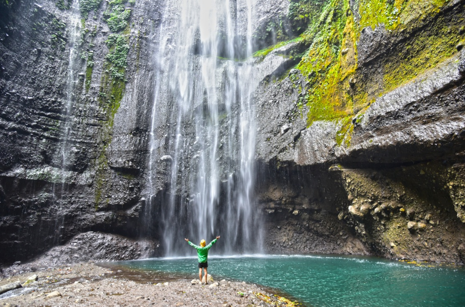 Menikmati Air Terjun Indah di Hawaii